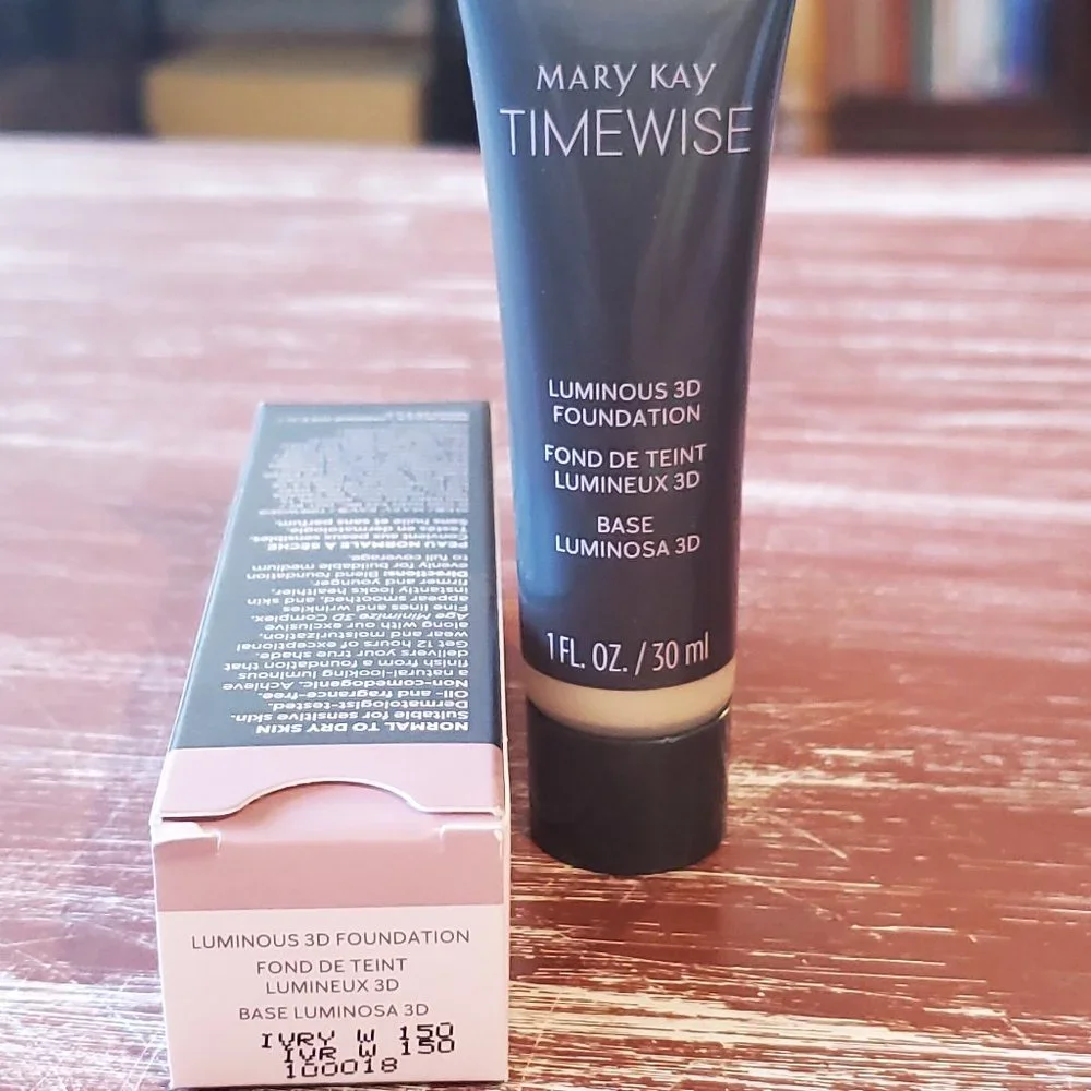 Ivory W 150 (Warm) Luminous 3D Foundation Normal to Dry Skin - Mary Kay